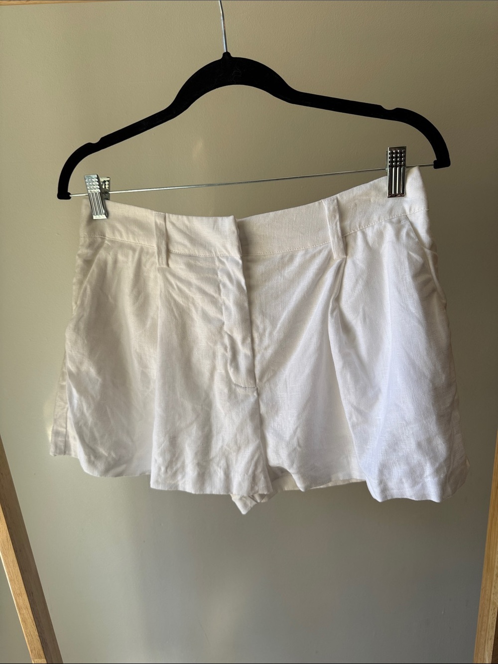 Kourt Women's White Pleated 100% Linen Shorts